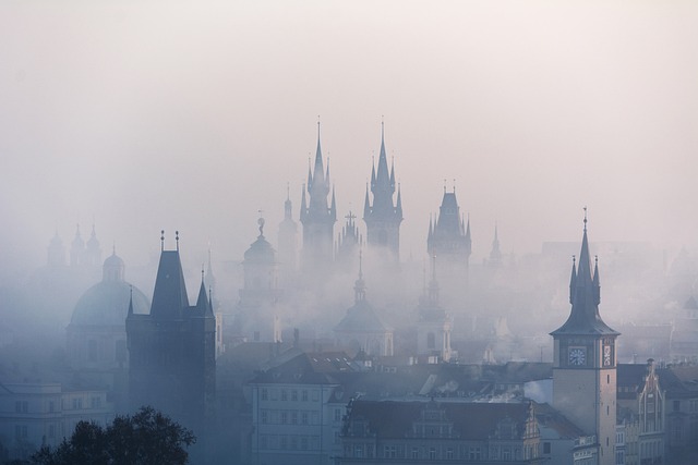 霧に包まれる城